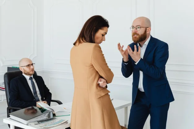 Un grupo de colegas de negocios en una discusión acalorada en la oficina, mostrando la dinámica del lugar de trabajo.