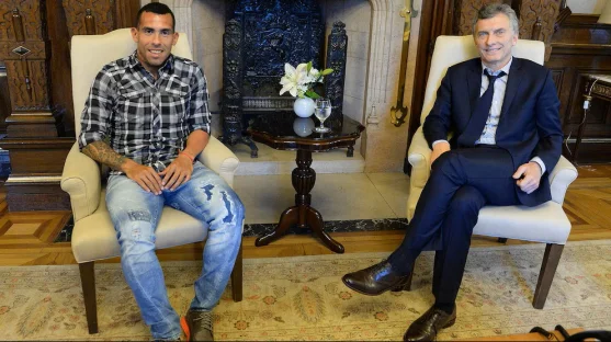 Carlos Tevez junto a Mauricio Macri (Presidencia de la Nación).