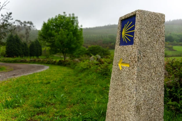 Una escena tranquila de una marca en la ruta de senderismo del Camino de Santiago.