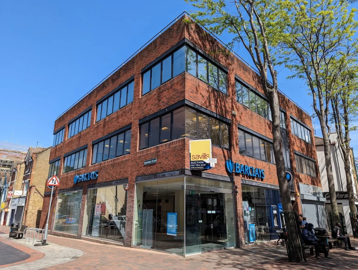 SE PUEDE USAR/Barclays Bank - Foto: Future Medway, CC BY-SA 3.0 , via Wikimedia Commons