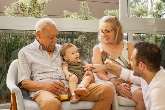Una familia multigeneracional feliz disfrutando de tiempo de calidad juntos en casa.