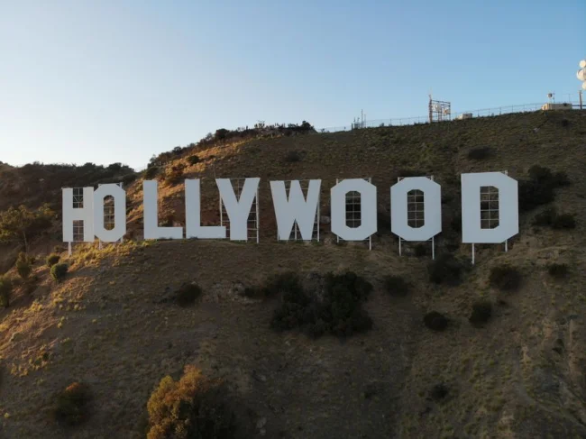 Vista soleada del icónico Cartel de Hollywood en el Monte Lee en Los Ángeles, California.