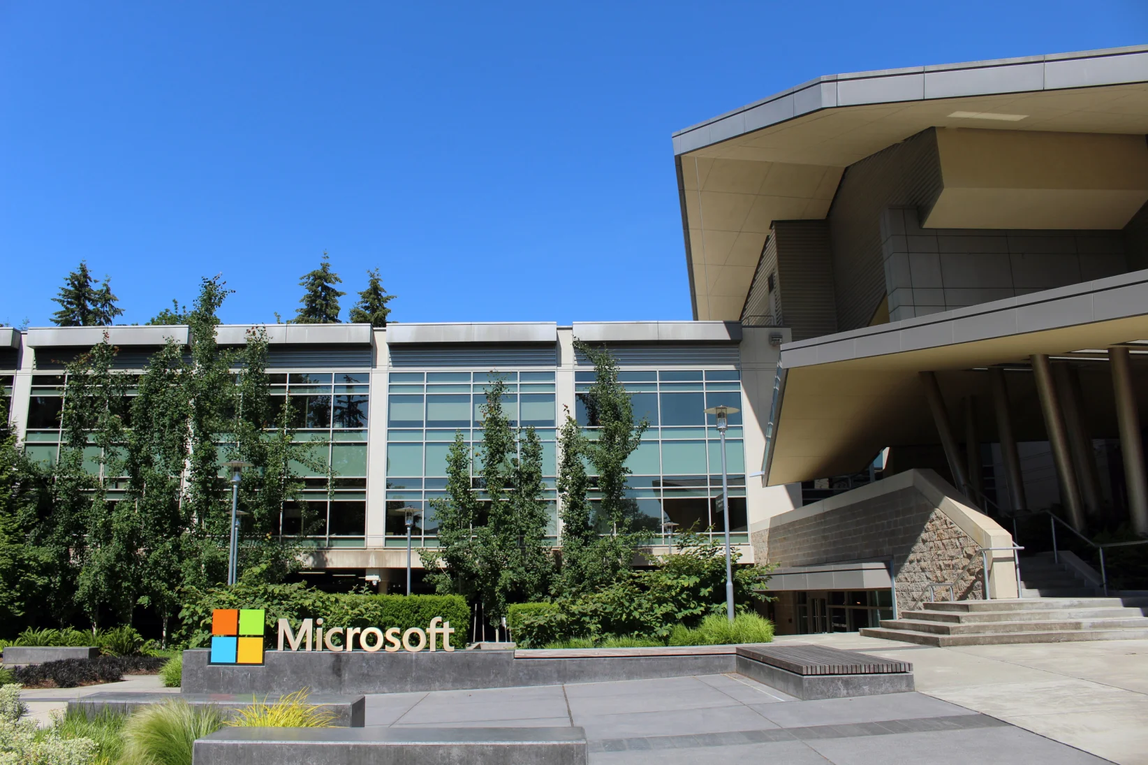 SE PUEDE USAR/Microsoft quedó en el centro de la ofensiva migratoria de Trump, que busca restringir la contratación de profesionales extranjeros. - Foto: Coolcaesar, CC BY-SA 4.0, via Wikimedia Commons.