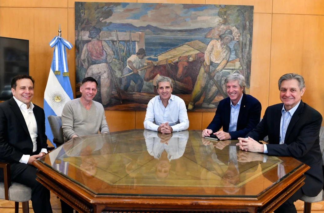 Santiago Bausili y Toto Caputo reunidos con Peter Thiel en mayo de 2026. | Foto: @LuisCaputoAR - Foto: @LuisCaputoAR