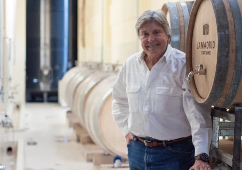 Llegó solo a EE.UU. a los 11 años, construyó un imperio de alimentos y hoy factura US$ 3 millones haciendo vino en Mendoza
