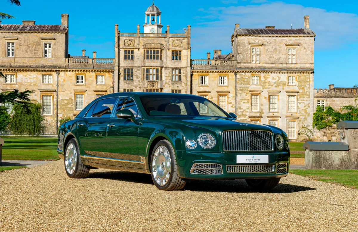 Subastan un Bentley personalizado que perteneció a la reina Isabel II con una base de U$S 460.000