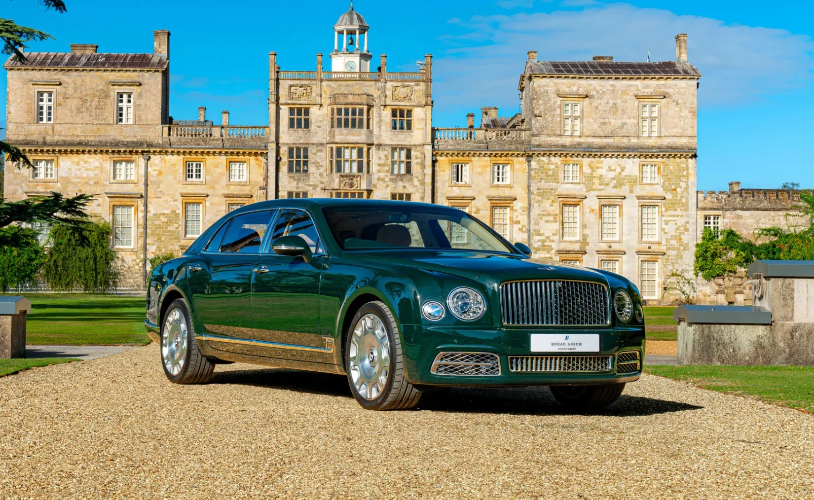 Subastan un Bentley personalizado que perteneció a la reina Isabel II con una base de U$S 460.000