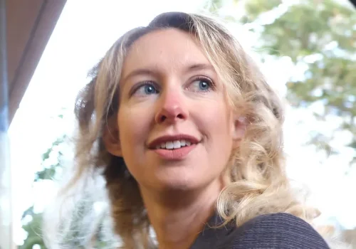 El nuevo documental sobre Elizabeth Holmes sorprende a la crítica