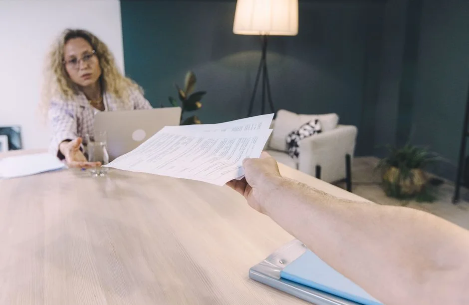 Tres gigantes revelan qué buscan a la hora de contratar jóvenes profesionales: por qué un buen CV ya no alcanza