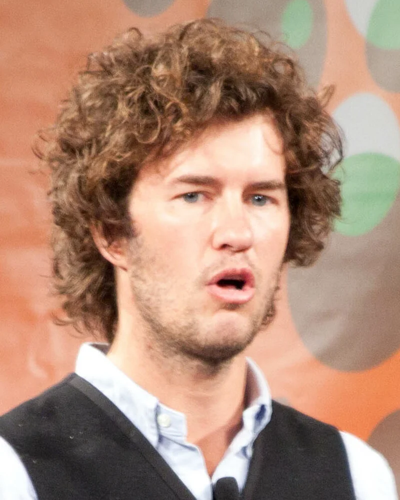 Blake Mycoskie (SE PUEDE USAR) Crédito: Ed Schipul, CC BY-SA 2.0, via Wikimedia Commons - Wikimedia Commons