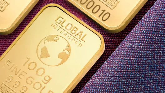 Imagen en primer plano de lingotes de oro de alta calidad, simbolizando riqueza y potencial de inversión.