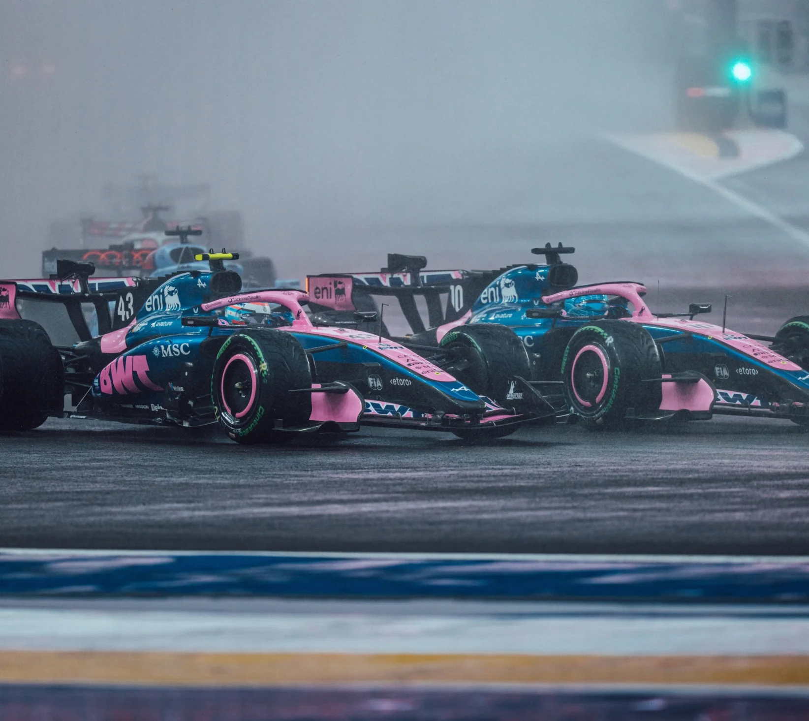 Los Alpine en la pista en plena lucha. - @AlpineF1Team