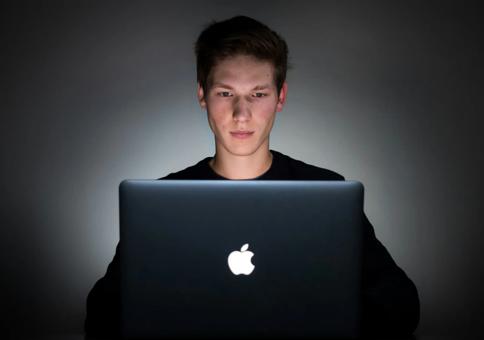 Programador usando MacBook. - Foto: Unsplash.