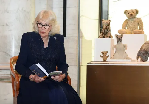 De peluche a un negocio de US$ 6.000 millones: la reina Camila se suma al pedido para que vuelva a Gran Bretaña
