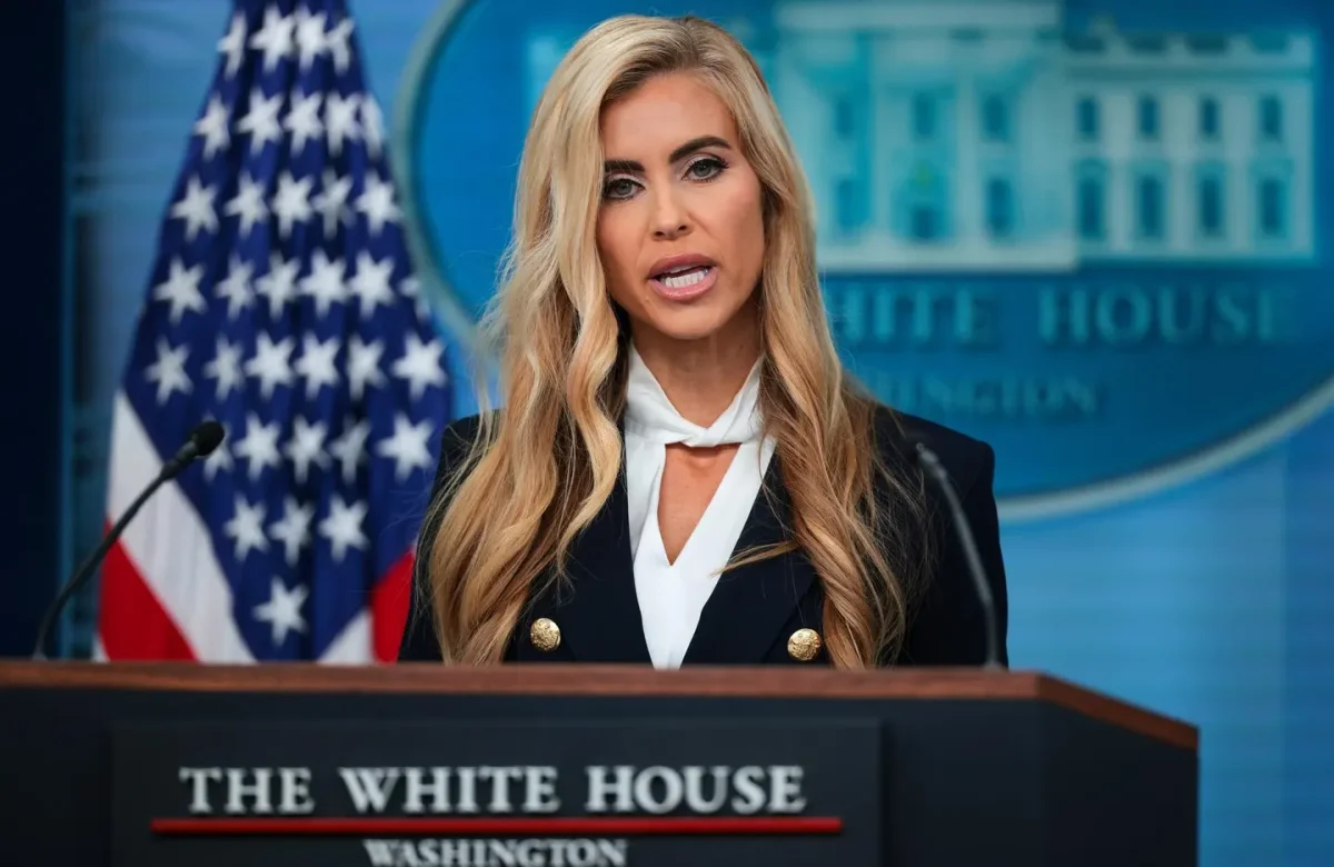 Trump despidió a su nueva vocera después de apenas cinco días: los errores y las polémicas que precipitaron su salida