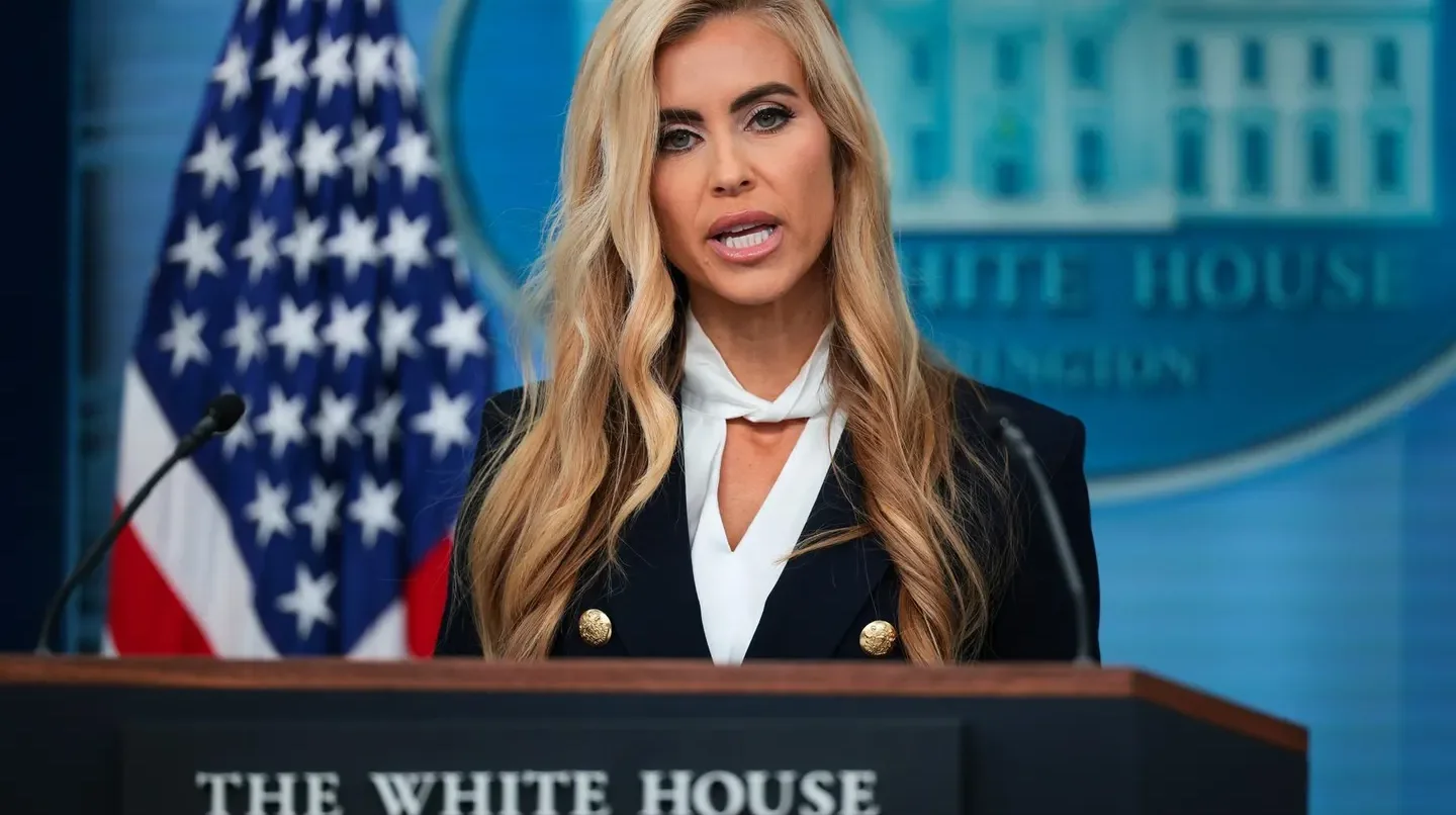 Trump despidió a su nueva vocera después de apenas cinco días: los errores y las polémicas que precipitaron su salida
