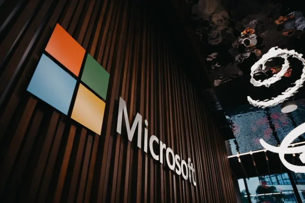 Vista interior de la oficina de Microsoft con el logotipo en una pared de madera en Bruselas, Bélgica.