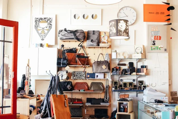Interior de boutique elegante que muestra bolsos y accesorios de moda con una estética moderna.