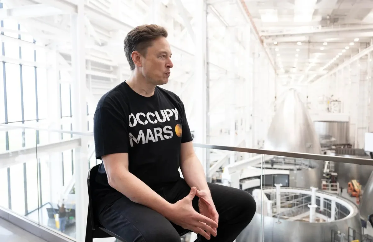 A cuánto llegarían las donaciones caritativas de Musk tras repartir acciones de SpaceX entre millones de chicos
