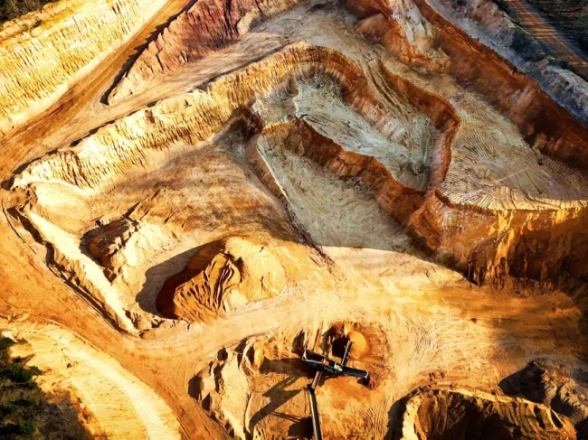 Una impresionante vista aérea de una gran mina a cielo abierto que muestra sus patrones de excavación.