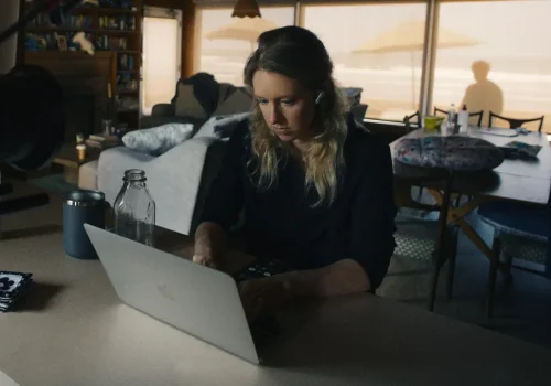 Por qué el documental sobre Elizabeth Holmes podría hacer historia en los Oscar