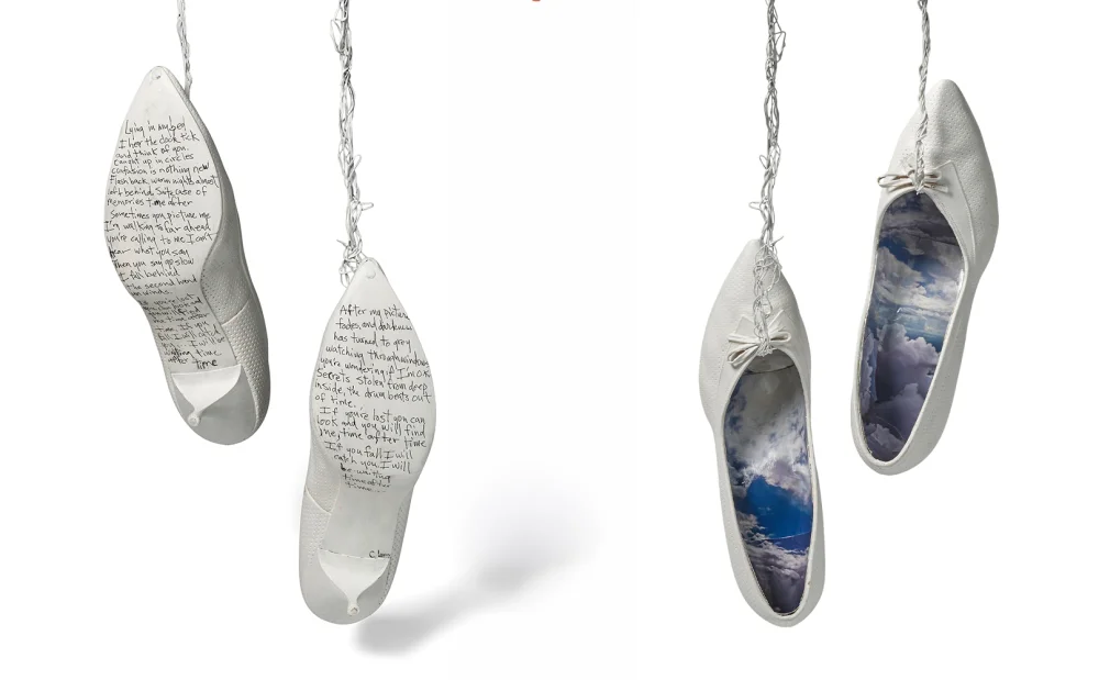 Un par de zapatos de tacón pintados a mano de blanco y las suelas con la letra de "Time After Time" firmada por Cyndi Lauper - Bonhams