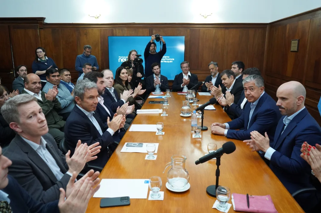 El acto de presentación de los proyectos agropecuarios de las petroleras ante el gobernador Figueroa. - Provincia de Neuquén