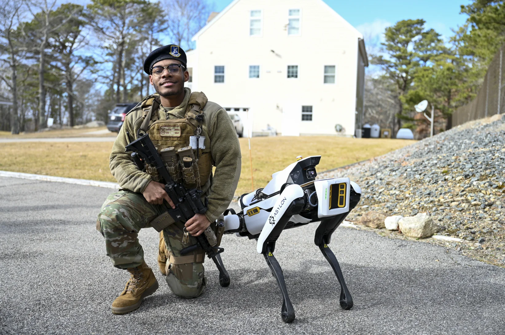 Un militar junto a un perro robot de Asylon, una tecnología que permite reforzar la vigilancia de instalaciones estratégicas. - Foto: Tech. Sgt. Jason Whittaker, Public domain, via Wikimedia Commons.