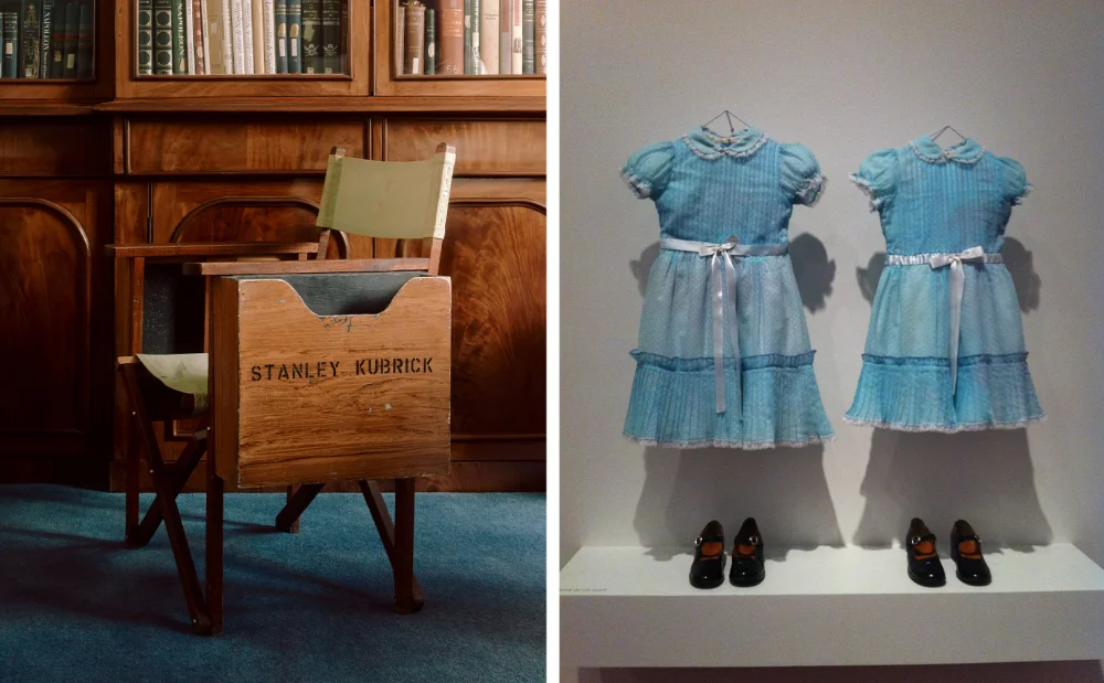 IZQ: Silla de director de Stanley Kubrick
DER: Vestidos celestes de las gemelas Grady - FOTO: Bonhams / Stanley Kubrick Film Archives
FOTO: By Eliot Phillips, wikipedia