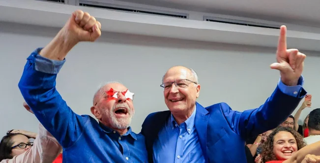 Lula da Silva festeja junto a su compañero de fórmula Geraldo Alckmin. - @LulaOficial