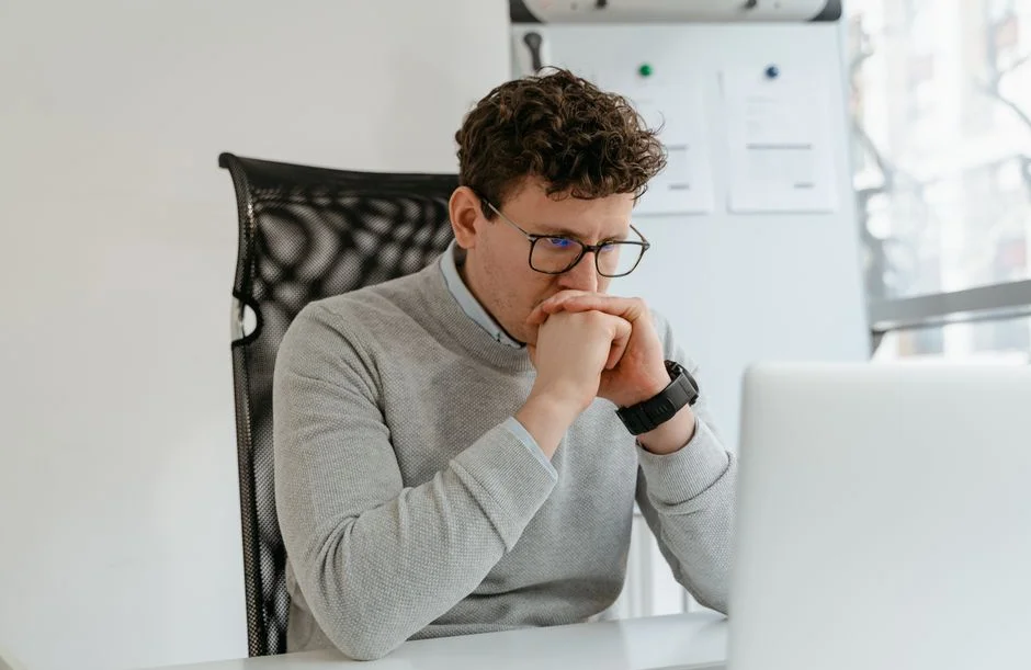 Aferrarse al trabajo: 5 señales de que te quedas en tu puesto por miedo