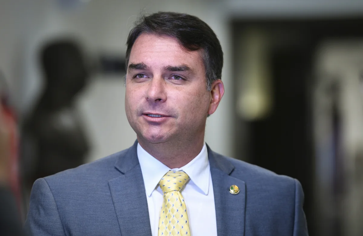 Migraciones confirmó que Flávio Bolsonaro salió de Argentina en un avión privado rumbo a Ecuador