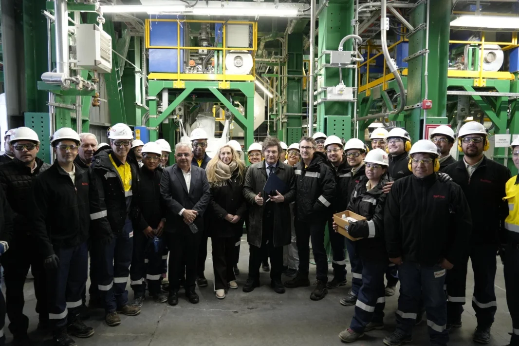 La recorrida por la planta junto al presidente Milei. - Presidencia