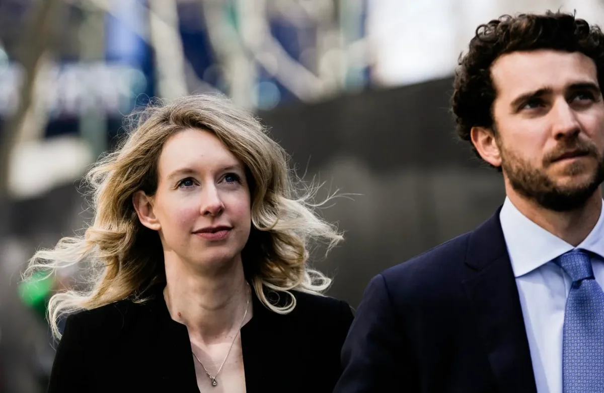 Theranos 2.0: la nueva startup de la pareja de Elizabeth Holmes que tiene vínculos con Palantir