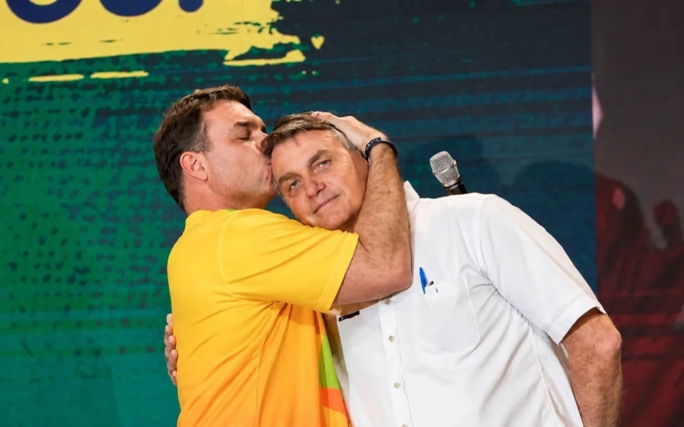 Flavio y Jair Bolsonaro. - Foto: X @FlavioBolsonaro.